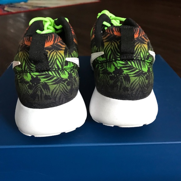 Multicolor Nike Roshe running sneaker size 6.5 - Picture 4 of 4